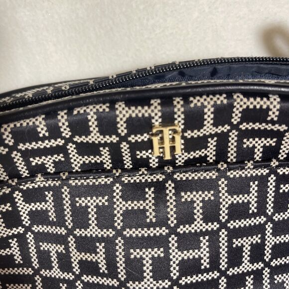 Tommy Hilfiger Shoulder Strap TH Logo Purse - Picture 10 of 10